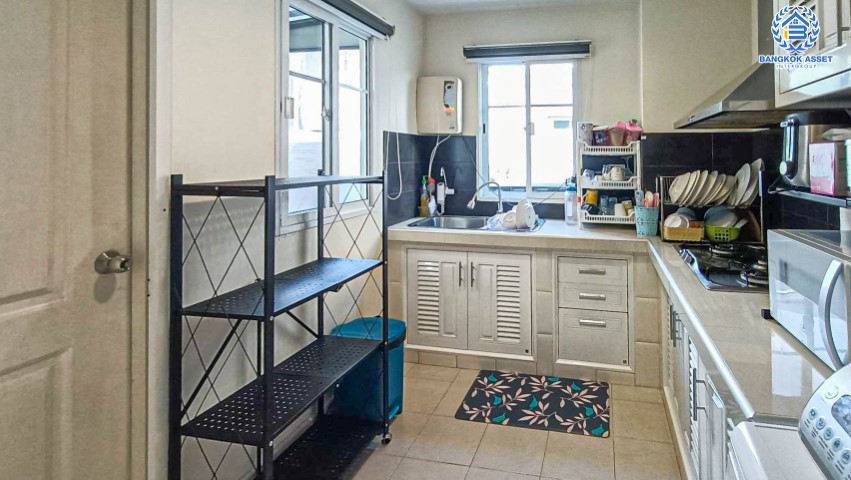 *****บ้านเดี่ยวมือสองย่านกรุงเทพฯ ม.ภัสสร21 พระราม9-วงแหวน เนื้อที่กว้างขวางมากถึงเกือบ 58 ตร.ว. ฟังก์ชันจัดเต็ม 4 ห้องนอน 2 ห้องน้ำ 2 ที่จอดรถ บนทำเลเดินทางง่าย เพียง 15 นาทีก็ถึงรถไฟฟ้าสายแอร์พอร์ตเรลลิงก์ "สถานีลาดกระบัง" ใกล้สนามบินสุวรรณภูมิ และทางด่วน "มอเตอร์เวย์"